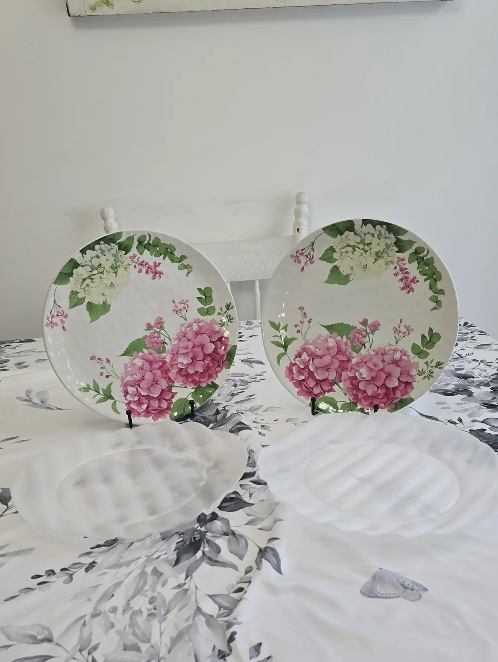 NWOT Temp-tations By Tara Set Of 2 Limited Edition Pink Hydrangeas Plates 10.5